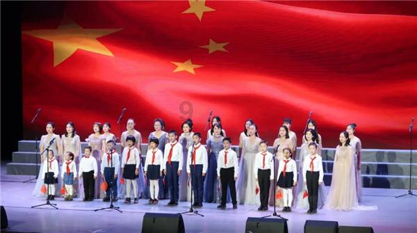 宁夏吴忠:赤麻鸭盘旋嬉戏,冬日黄河添灵动